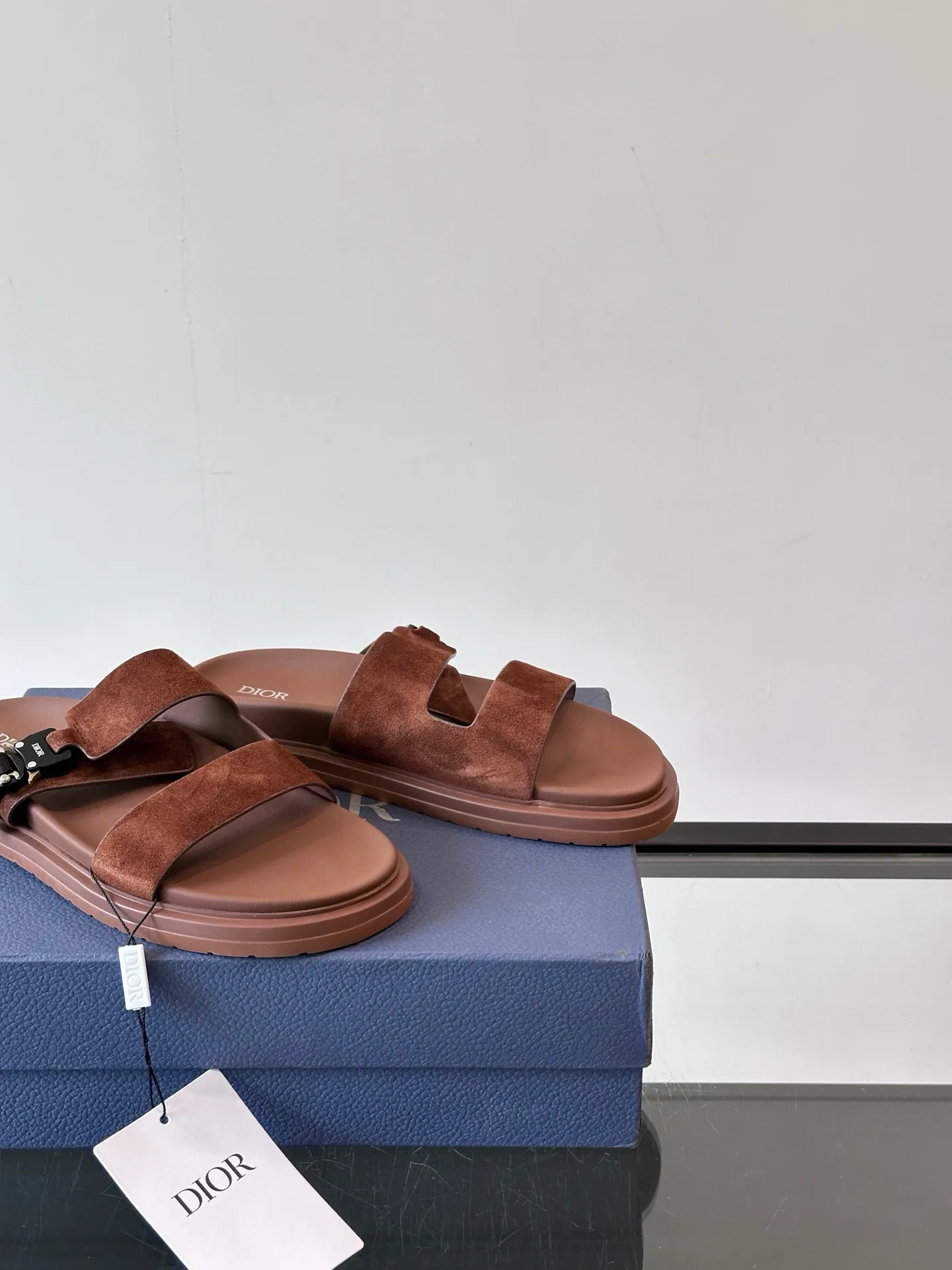 Factory price: 300💰Dior Aqua men's sandals and slippers. Showcasing Dior haute couture design. The Dior gray suede strap is accented with an aluminum Dior buckle for added style. Paired with a comfortable tonal notch sole, they pair easily with shorts or jeans for a sophisticated look. Main body: suede cow leather, technical fabric lining: cow leather, with adjustable straps, aluminum Dior buckle, Dior gray EVA insole, tonal notch rubber outsole splicing structure👌👌 size: 38-44 (45.46 customized)